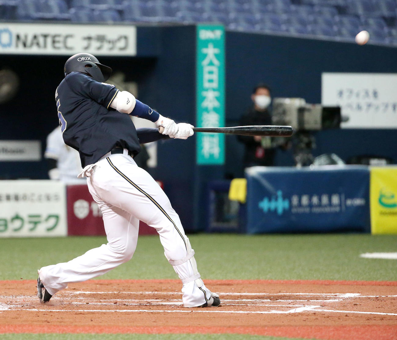 6回表オリックス1死二、三塁、T－岡田は右越え3点本塁打を放つ（撮影・上山淳一）