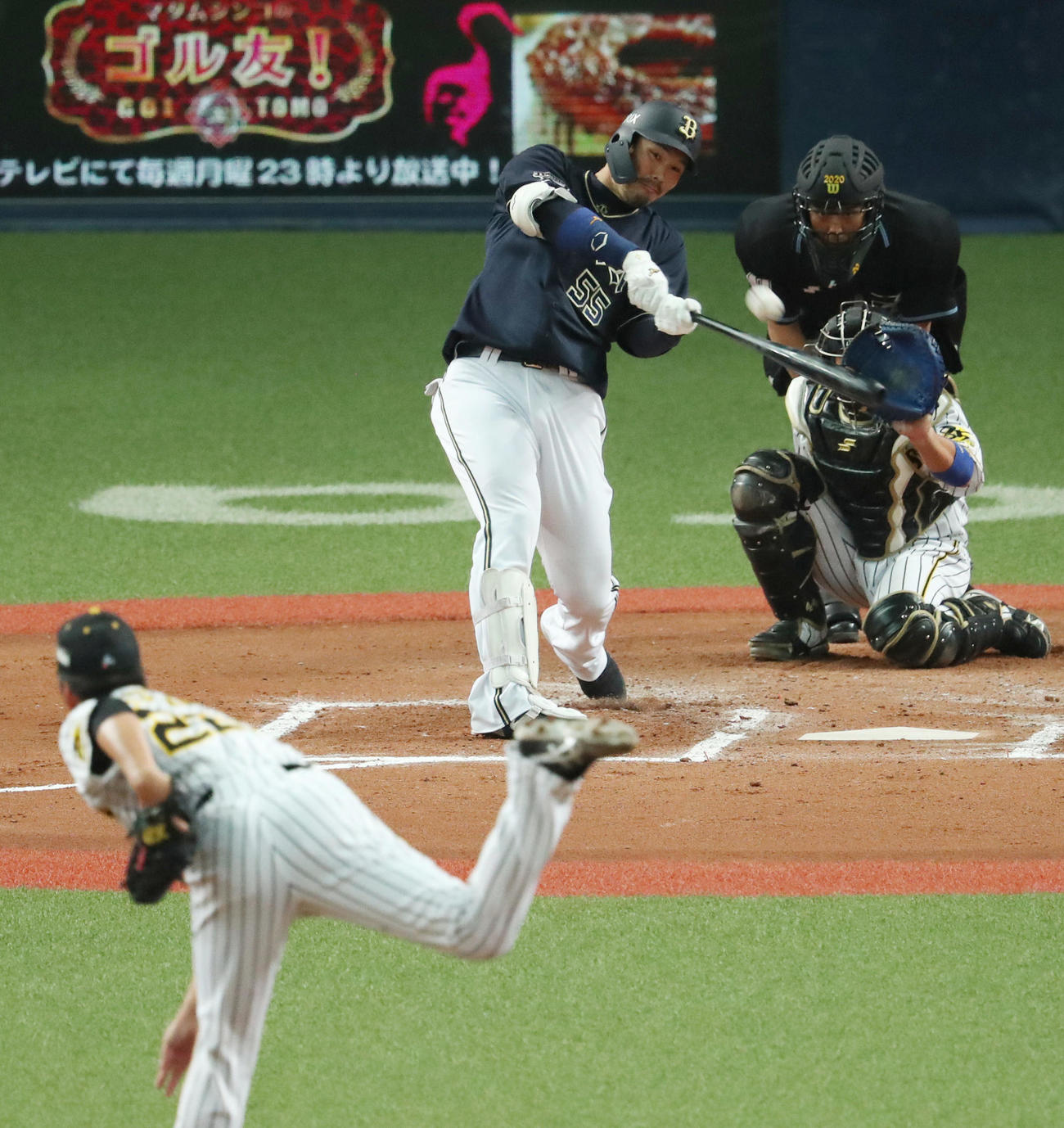 6回表オリックス1死二、三塁、右越えに逆転3点本塁打を放つT－岡田。投手藤川（撮影・前田充）