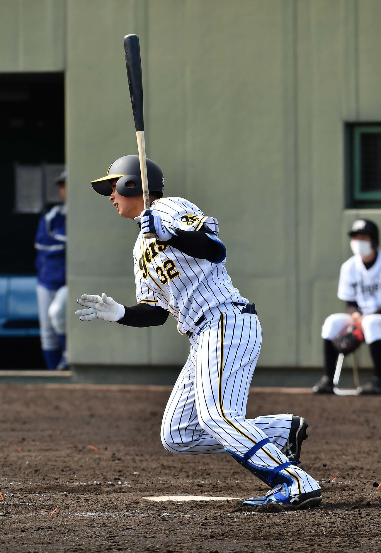 5回裏阪神無死一、二塁、併殺打に倒れる阪神井上（撮影・上田博志）