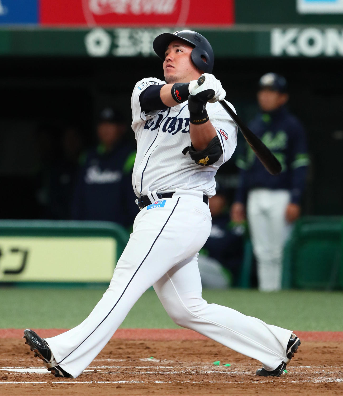 西武対ヤクルト　7回裏西武1死二塁、左越え2点本塁打を放つ山川（撮影・足立雅史）