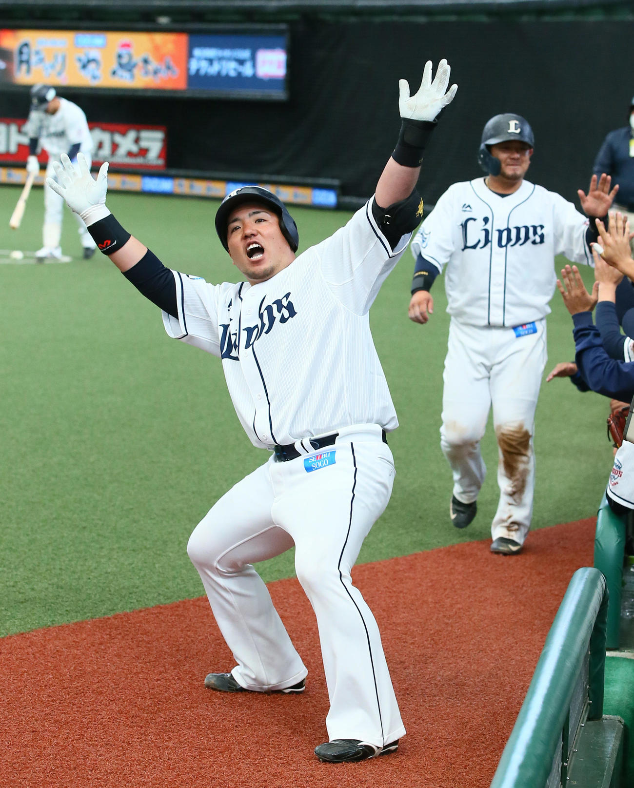 西武対ヤクルト　7回裏西武1死二塁、左越え2点本塁打を放ち「どすこいポーズ」を決める山川（撮影・足立雅史）