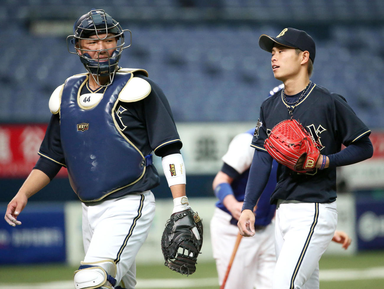 2回を投げ終えた山岡（右）は捕手の頓宮と話しながらベンチに戻る（撮影・上山淳一）