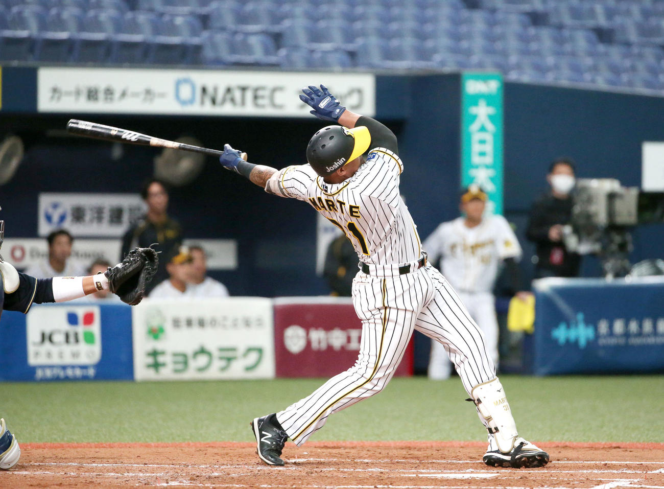 阪神対オリックス　3回裏阪神1死一塁、マルテは左越え2点本塁打を放つ（撮影・上山淳一）