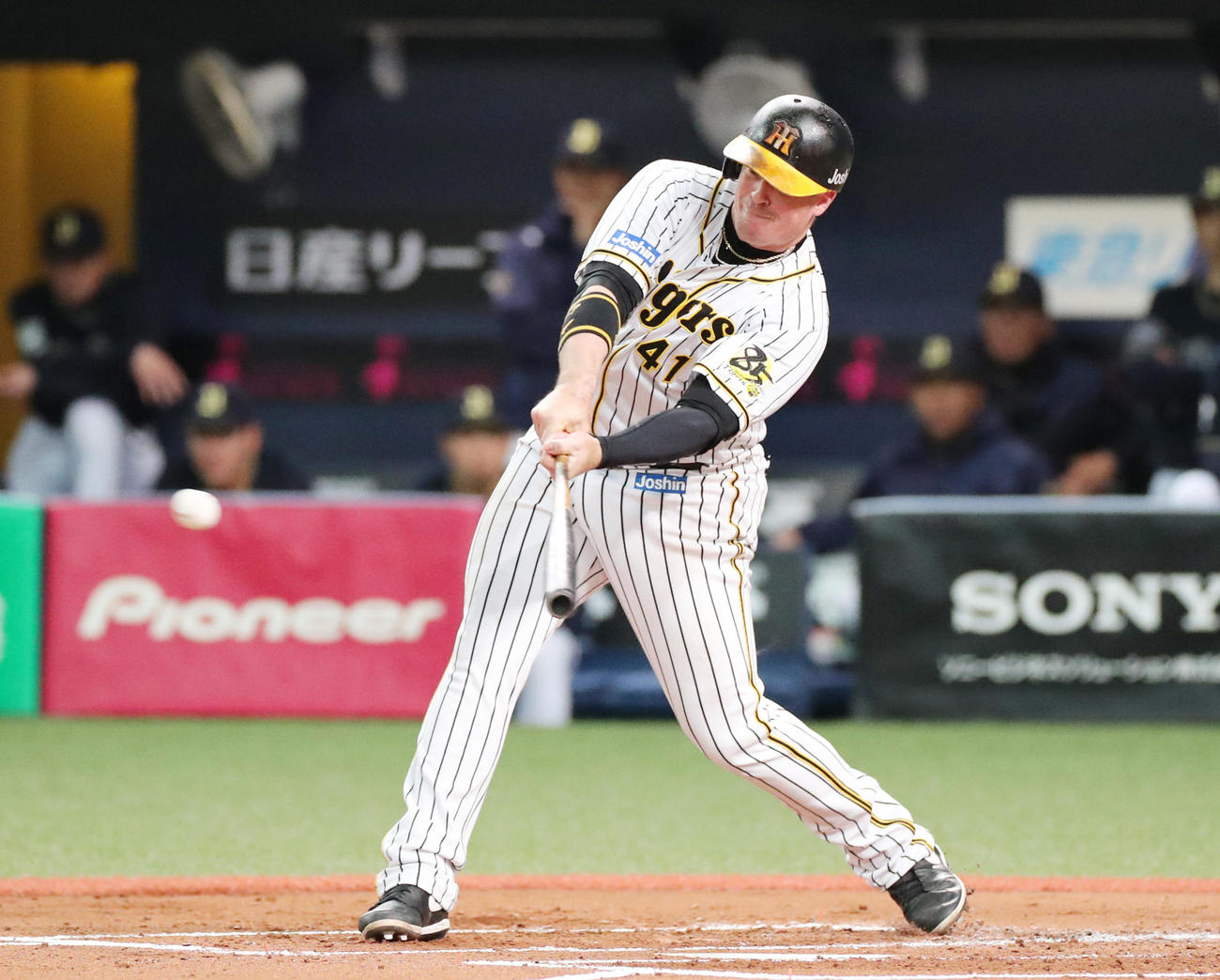 阪神対オリックス　2回裏阪神無死、中前打を放つボーア（撮影・清水貴仁）