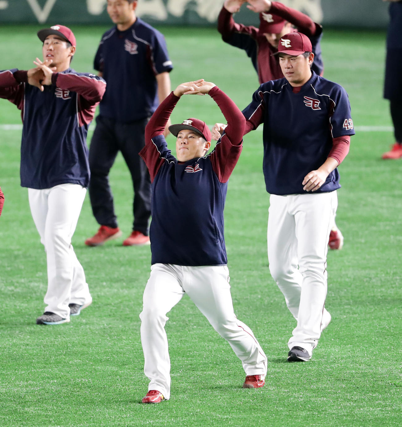 巨人対楽天　試合前、ウオームアップする楽天松井ら（撮影・浅見桂子）
