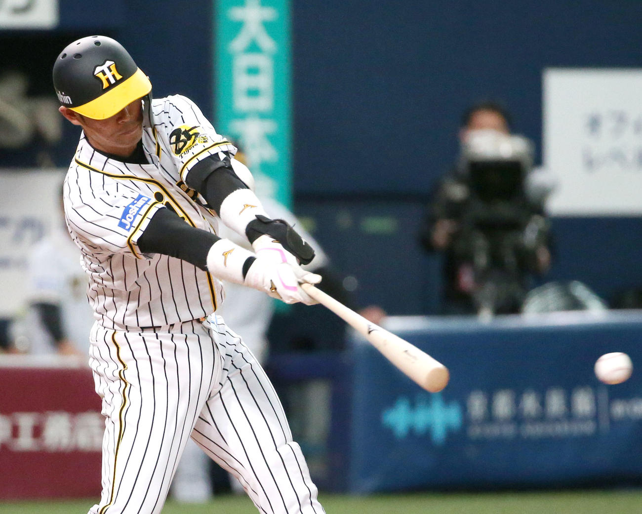 阪神対オリックス　7回裏阪神2死二塁、原口は左前適時打を放つ（撮影・上山淳一）