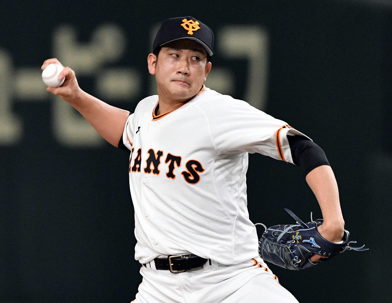 巨人対楽天　先発で力投する巨人菅野（撮影・滝沢徹郎）
