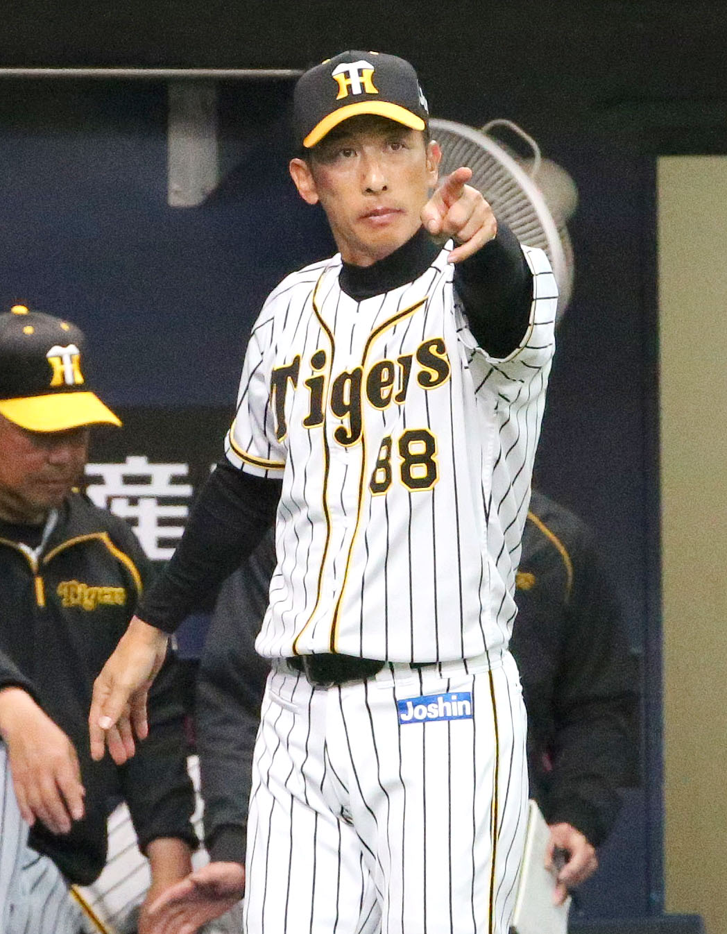 阪神対オリックス　5回裏阪神1死一塁、代打・原口を主審に告げる矢野監督（撮影・上山淳一）