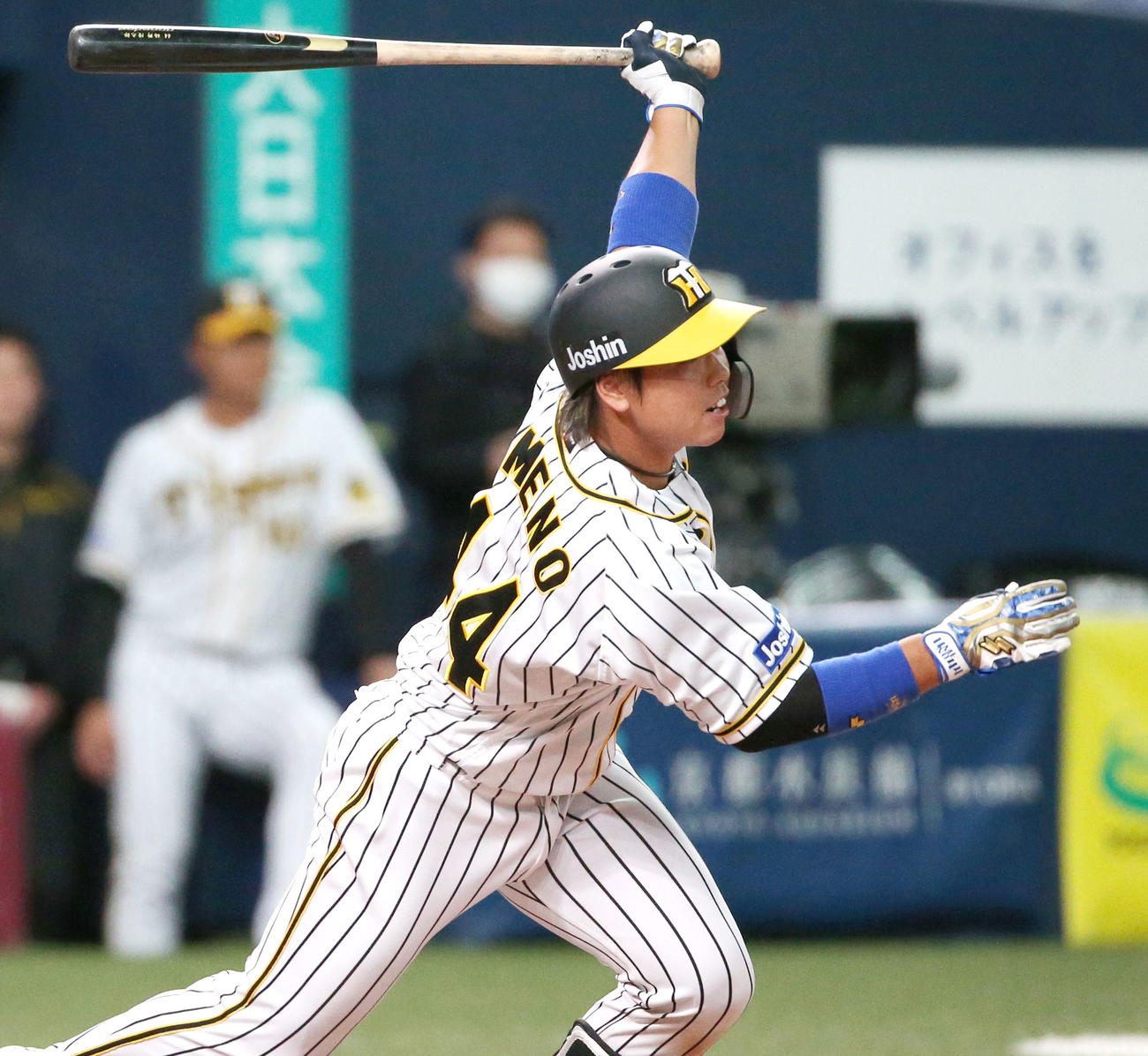 梅野は中前適時打を放つ（撮影・上山淳一）