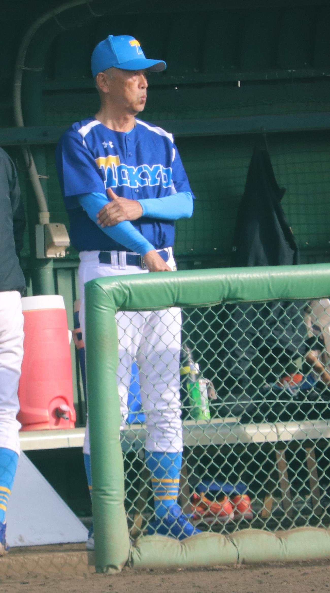 独協大対東大　試合中にサインを出す東大・井手監督（撮影・古川真弥）