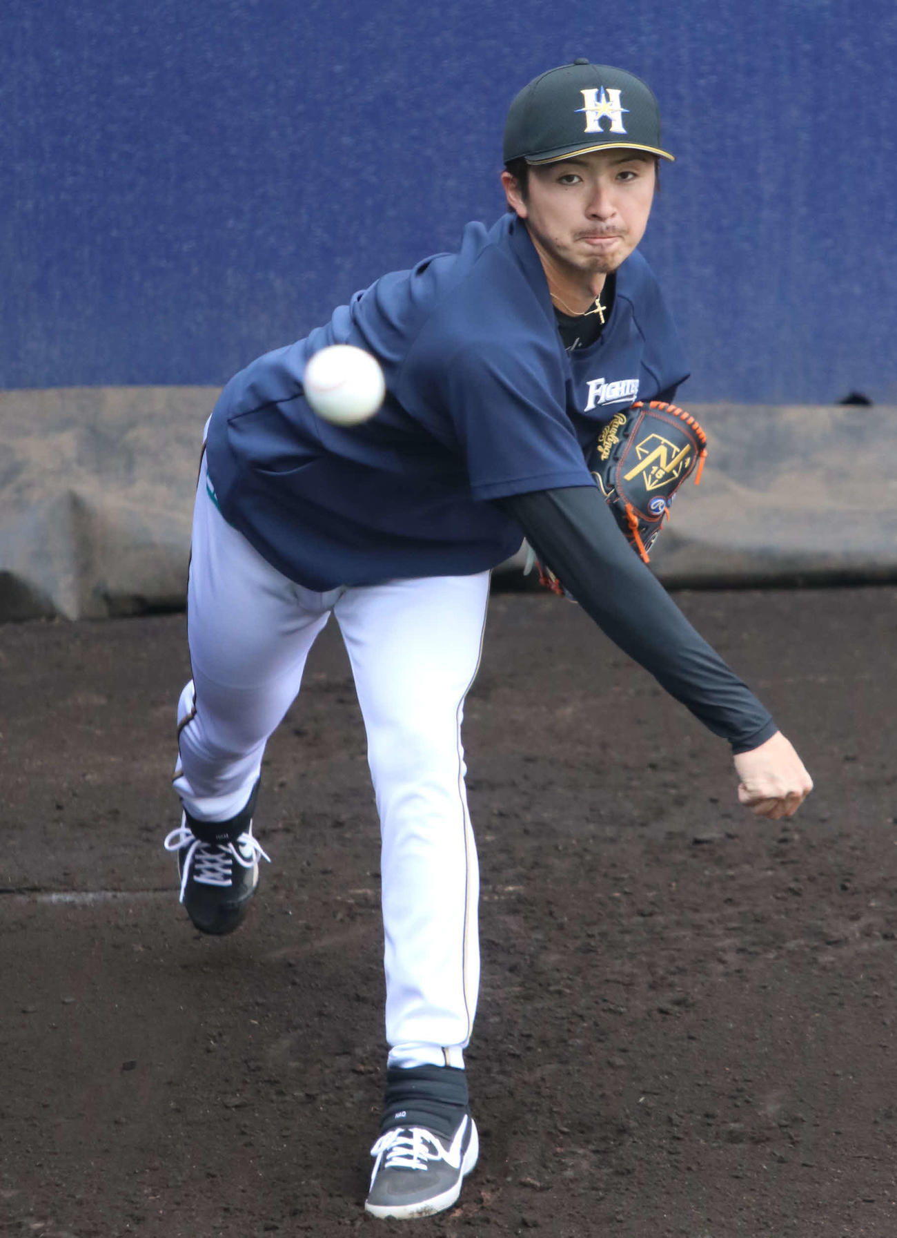 ブルペンで投球する日本ハム上沢（撮影・山崎純一）