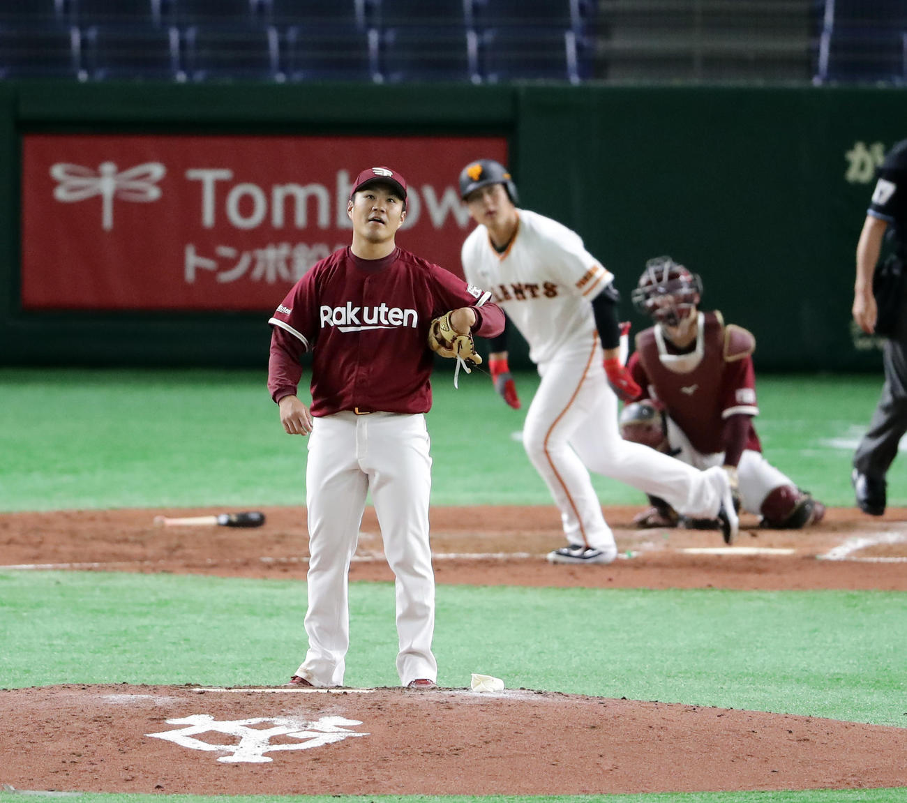 巨人対楽天　4回裏巨人2死、岡本に左中間ソロ本塁打を浴び、苦笑いで見つめる則本（撮影・浅見桂子）