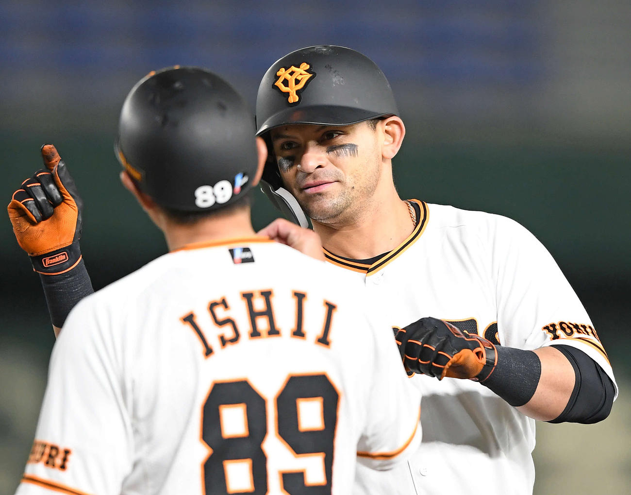 6回裏巨人2死一、三塁、パーラは中前適時打を放ち、一塁上でポーズをとる（撮影・加藤諒）