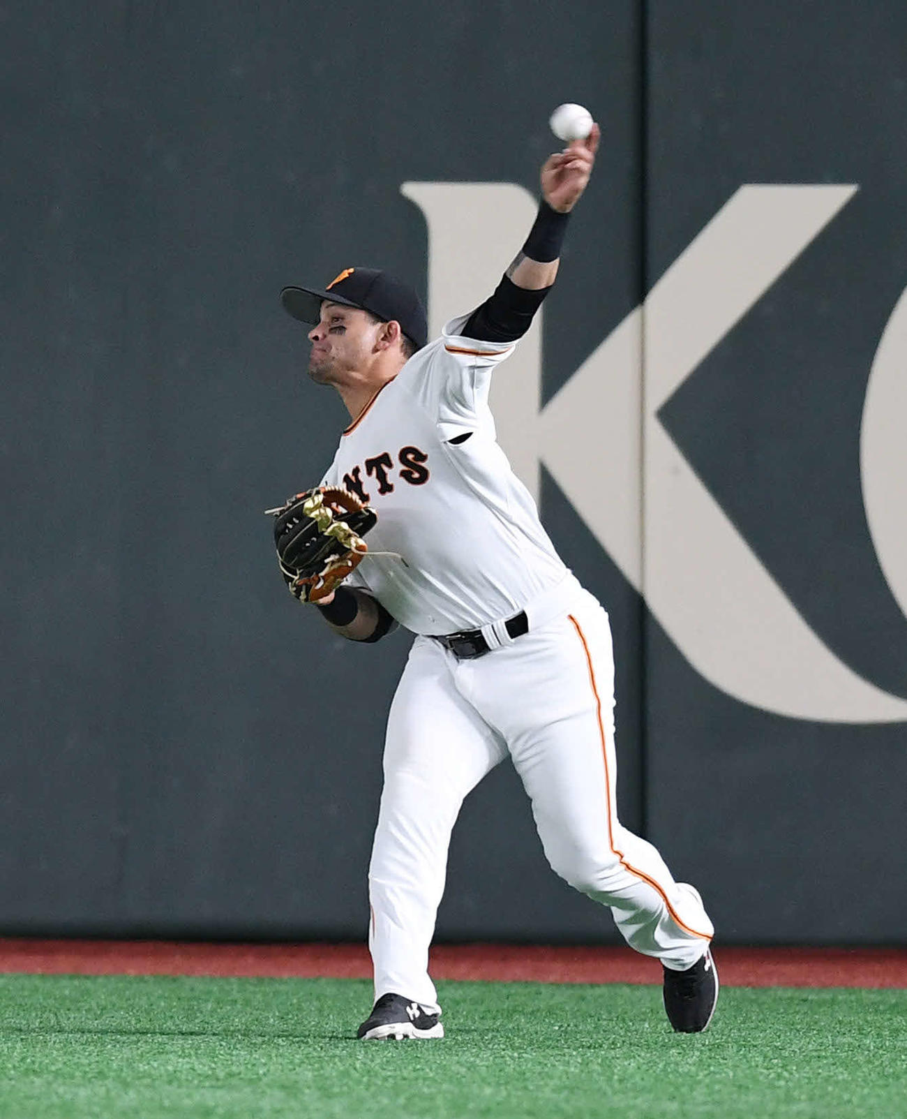 巨人対楽天　5回表楽天2死、右翼手パーラは太田光の右越え安打を二塁へ好送球し、アウトを奪う（撮影・加藤諒）