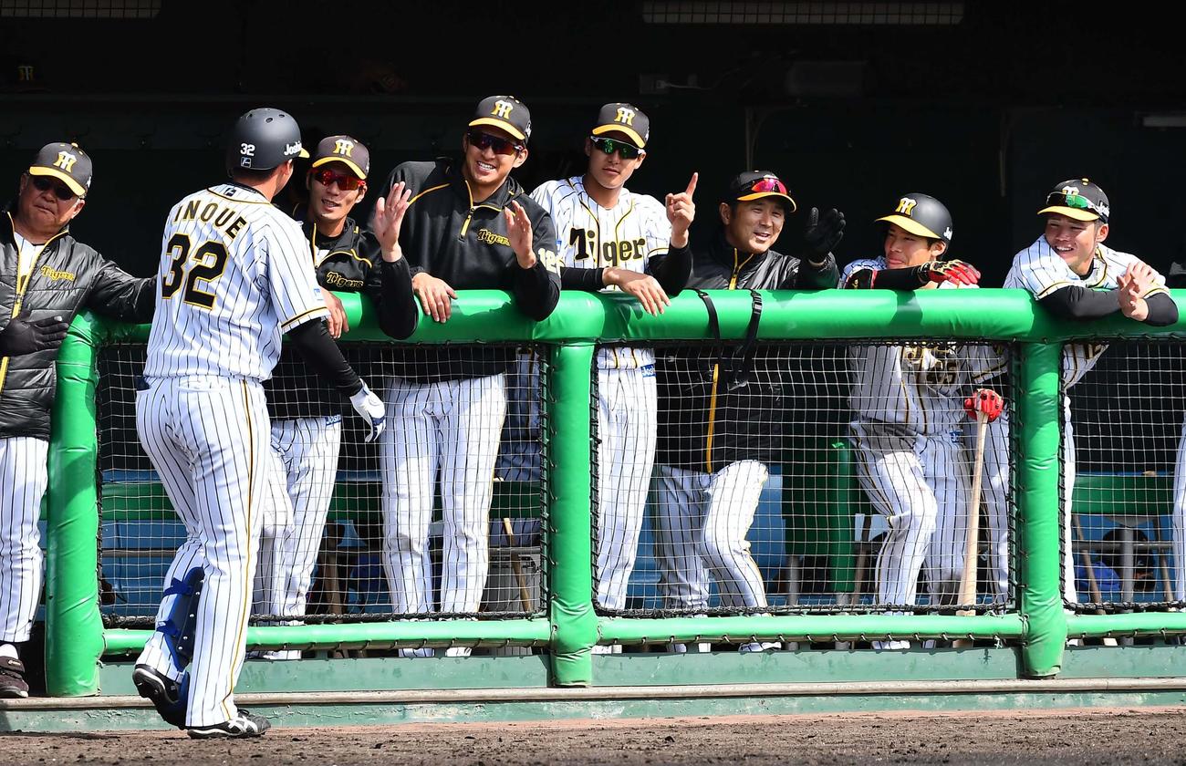 4回裏阪神無死二塁、左越え2点本塁打を放ちナインの出迎えを受ける井上広大（撮影・上田博志）
