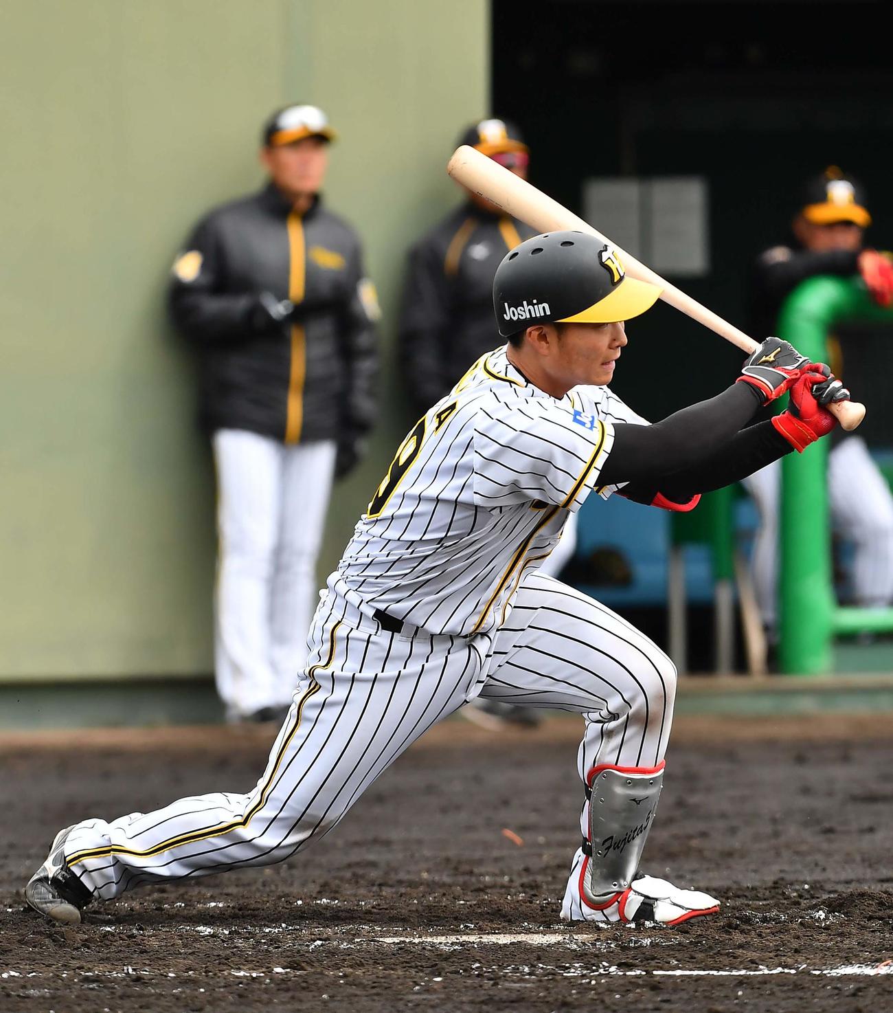阪神対関西国際大　2回裏阪神2死二塁、藤田は左前先制適時打を放つ（撮影・上田博志）