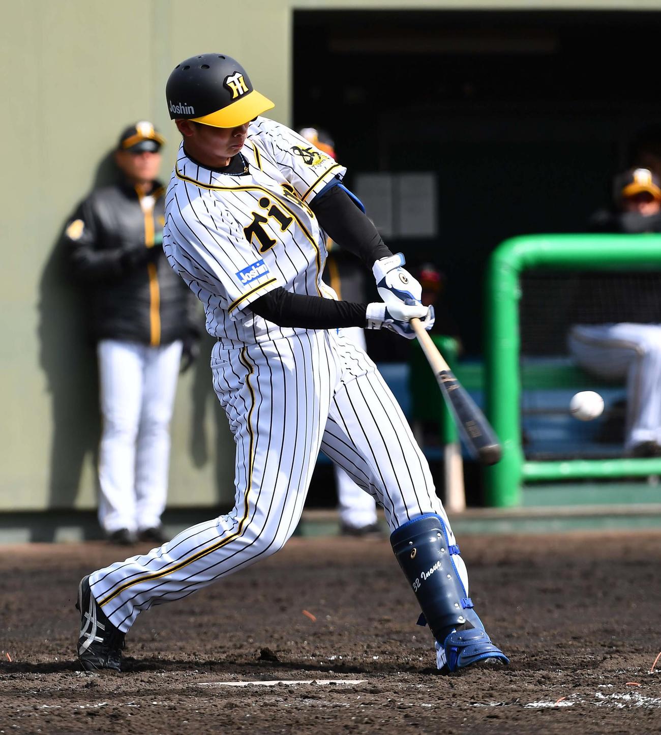 阪神対関西国際大　4回裏阪神無死二塁、左越え2点本塁打を放つ井上（撮影・上田博志）
