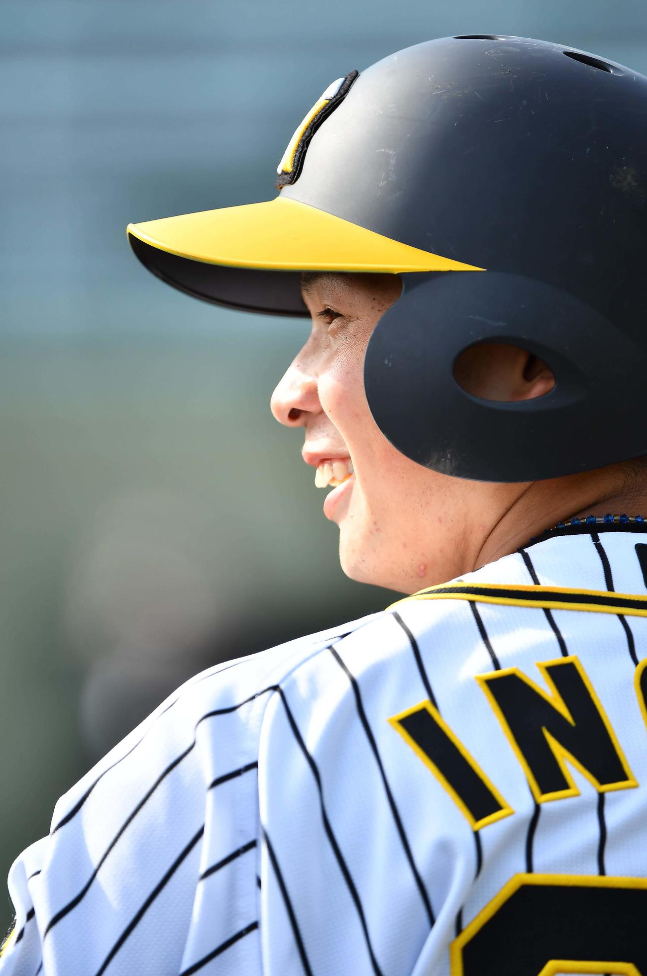阪神対関西国際大　ベンチ前で笑顔を見せる井上（撮影・上田博志）