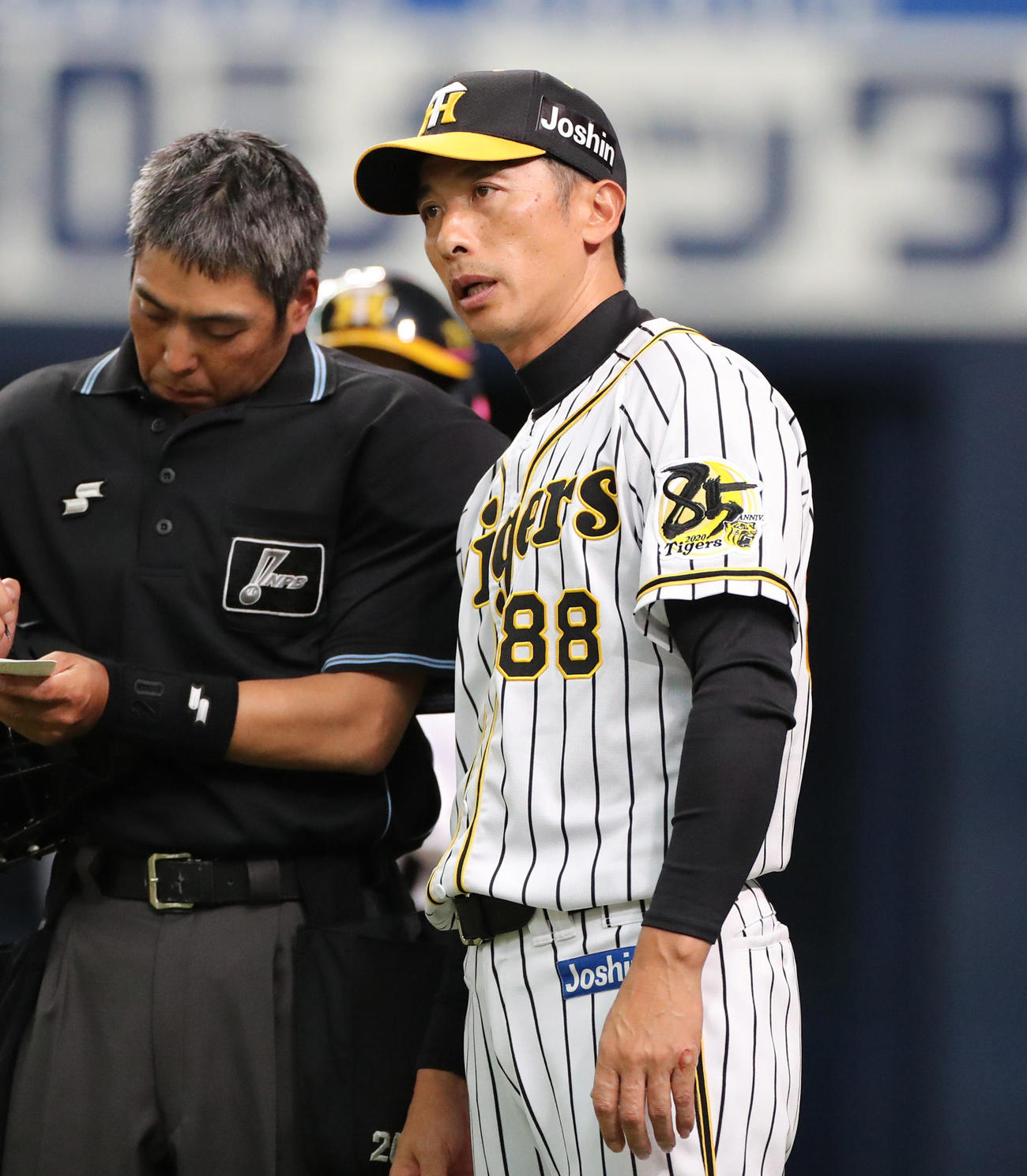 阪神対オリックス　4回、選手交代を告げる矢野耀大監督（撮影・清水貴仁）