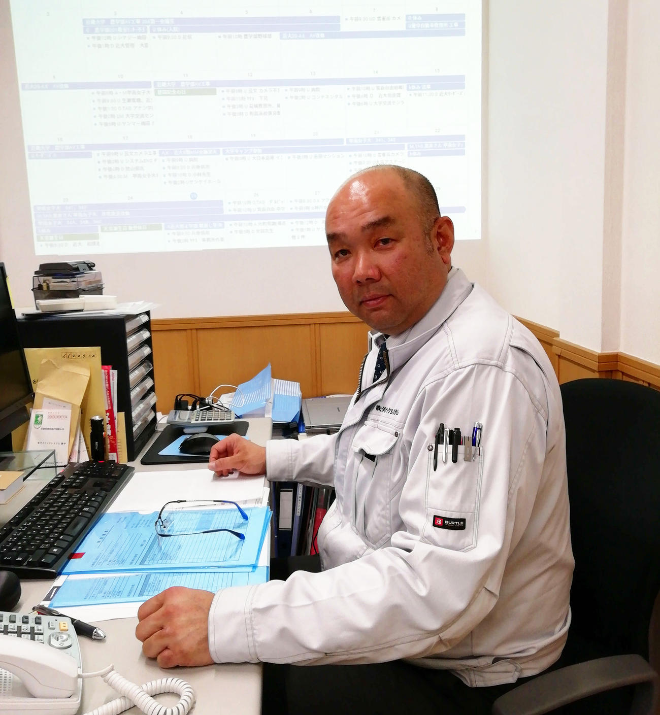 社長席でインタビューに答える大塔正明氏