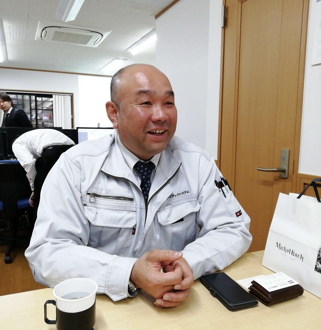 インタビューに答える大塔正明氏