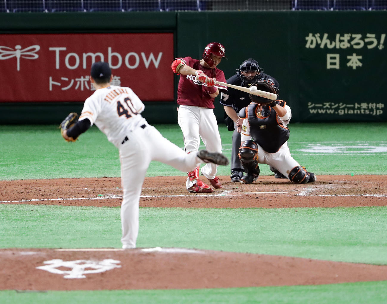巨人対楽天　8回表楽園無死、小深田は右翼ソロ本塁打を放つ。投手古川（撮影・浅見桂子）