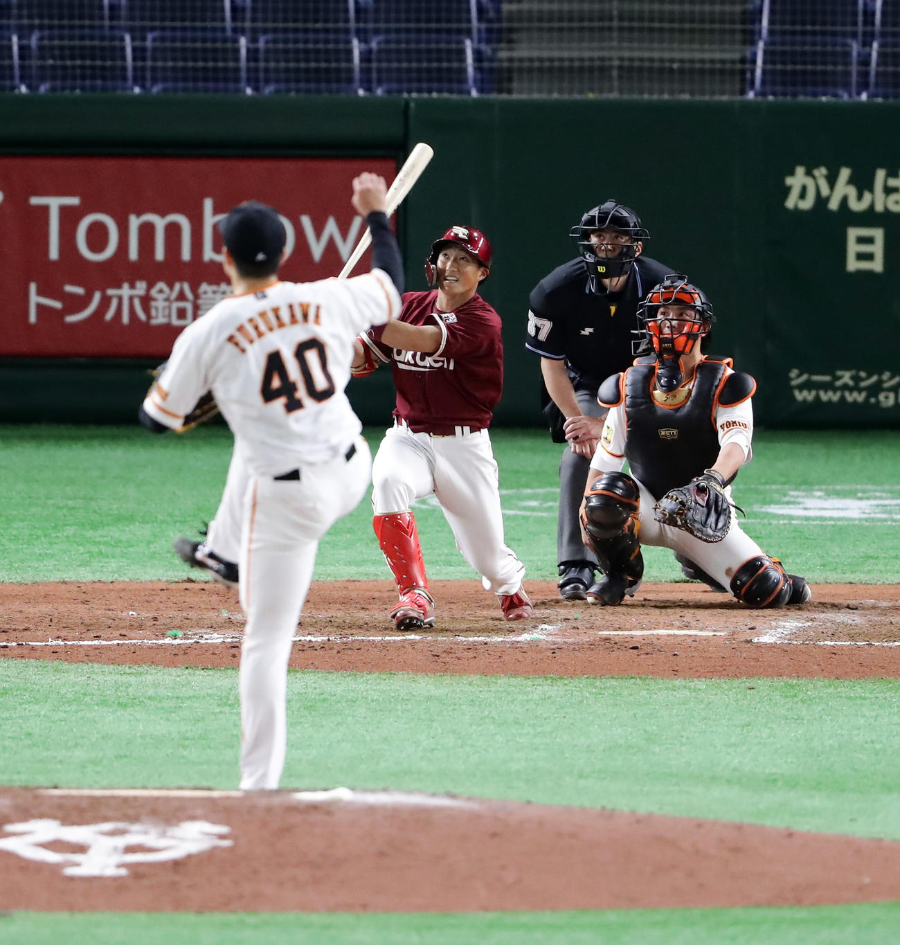 巨人対楽天　8回表楽園無死、小深田は右翼ソロ本塁打を放つ。投手古川（撮影・浅見桂子）