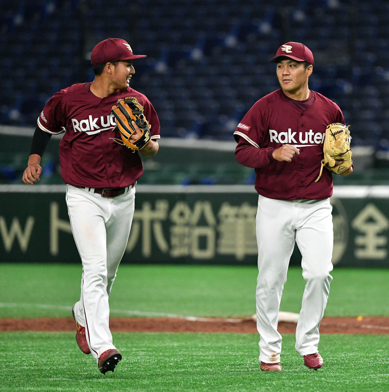 巨人対楽天　5回を投げ終えた楽天則本昂（右）は黒川と笑顔で引き揚げる（撮影・滝沢徹郎）
