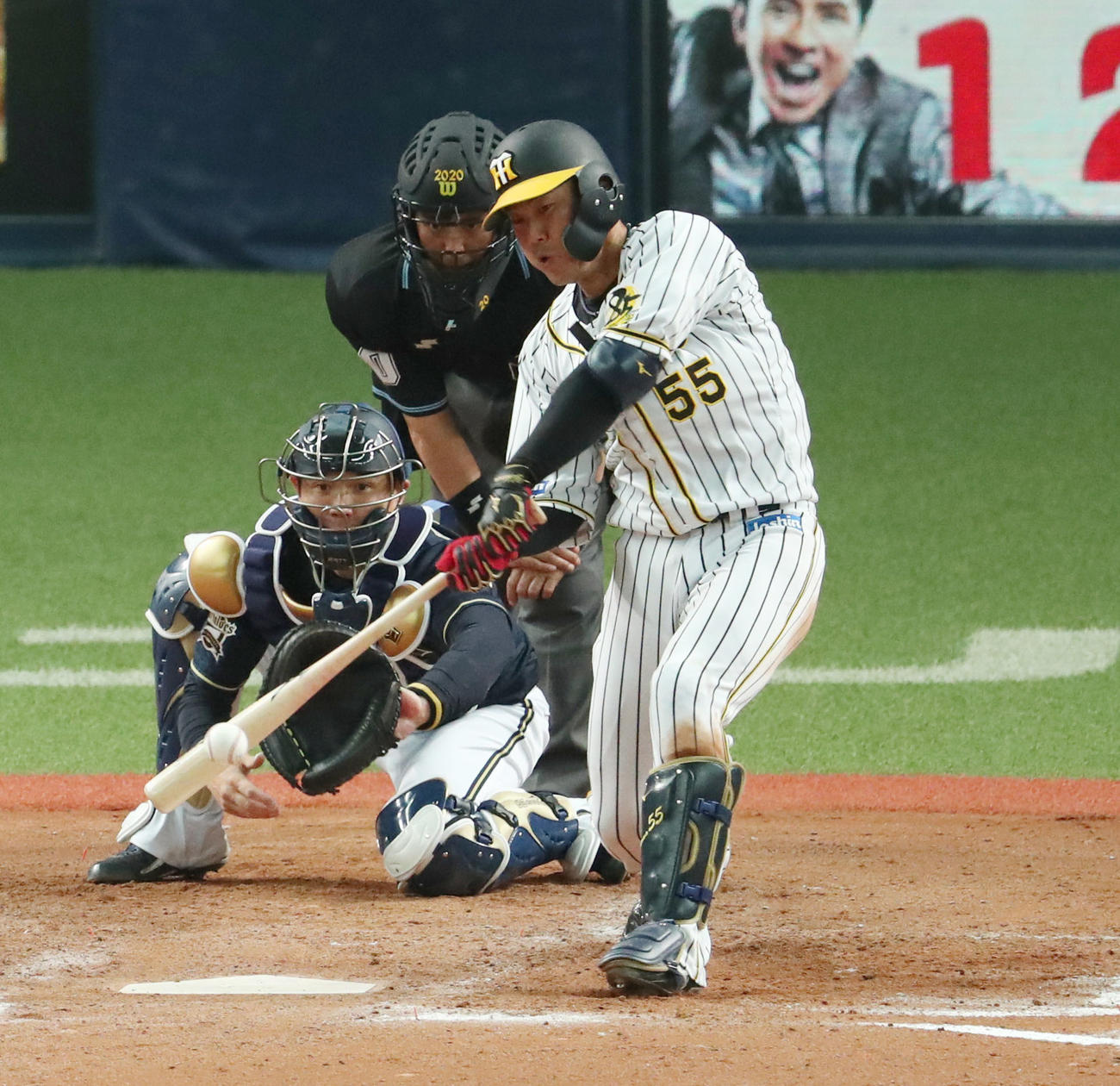 阪神対オリックス　9回裏阪神1死一、三塁、サヨナラとなる三塁手中川の失策を誘う打球を放つ陽川（撮影・前田充）