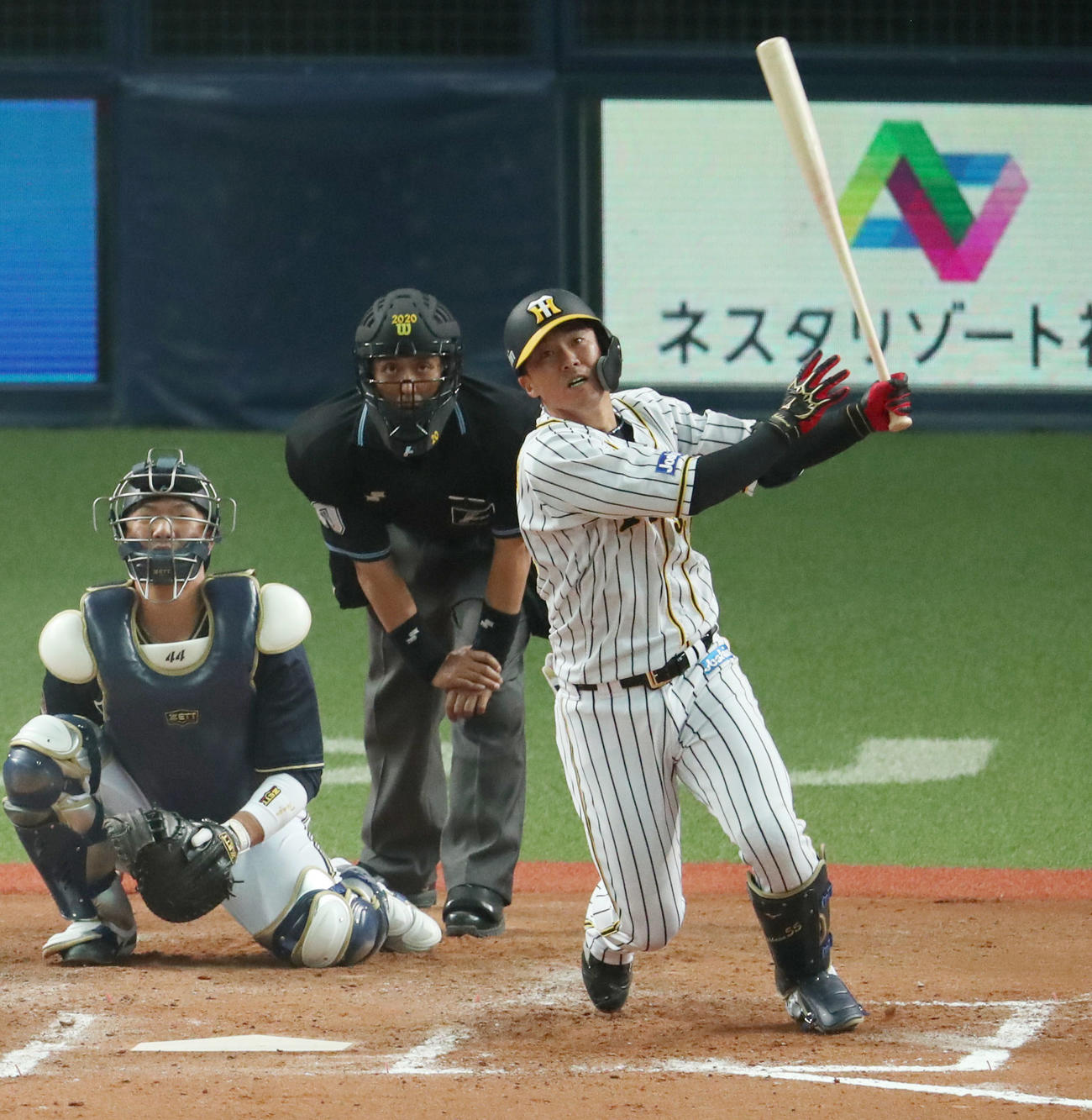 阪神対オリックス　7回裏阪神2死、中越え二塁打を放つ陽川（撮影・前田充）
