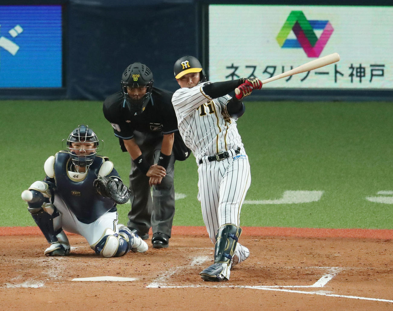 阪神対オリックス　5回裏阪神1死、中前打を放つ陽川（撮影・前田充）