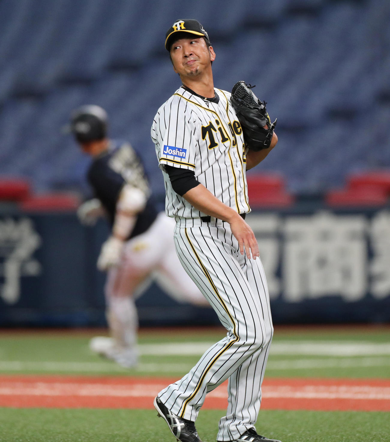 6回表オリックス1死二塁、松井佑介に左前適時打を打たれる藤川球児（撮影・清水貴仁）