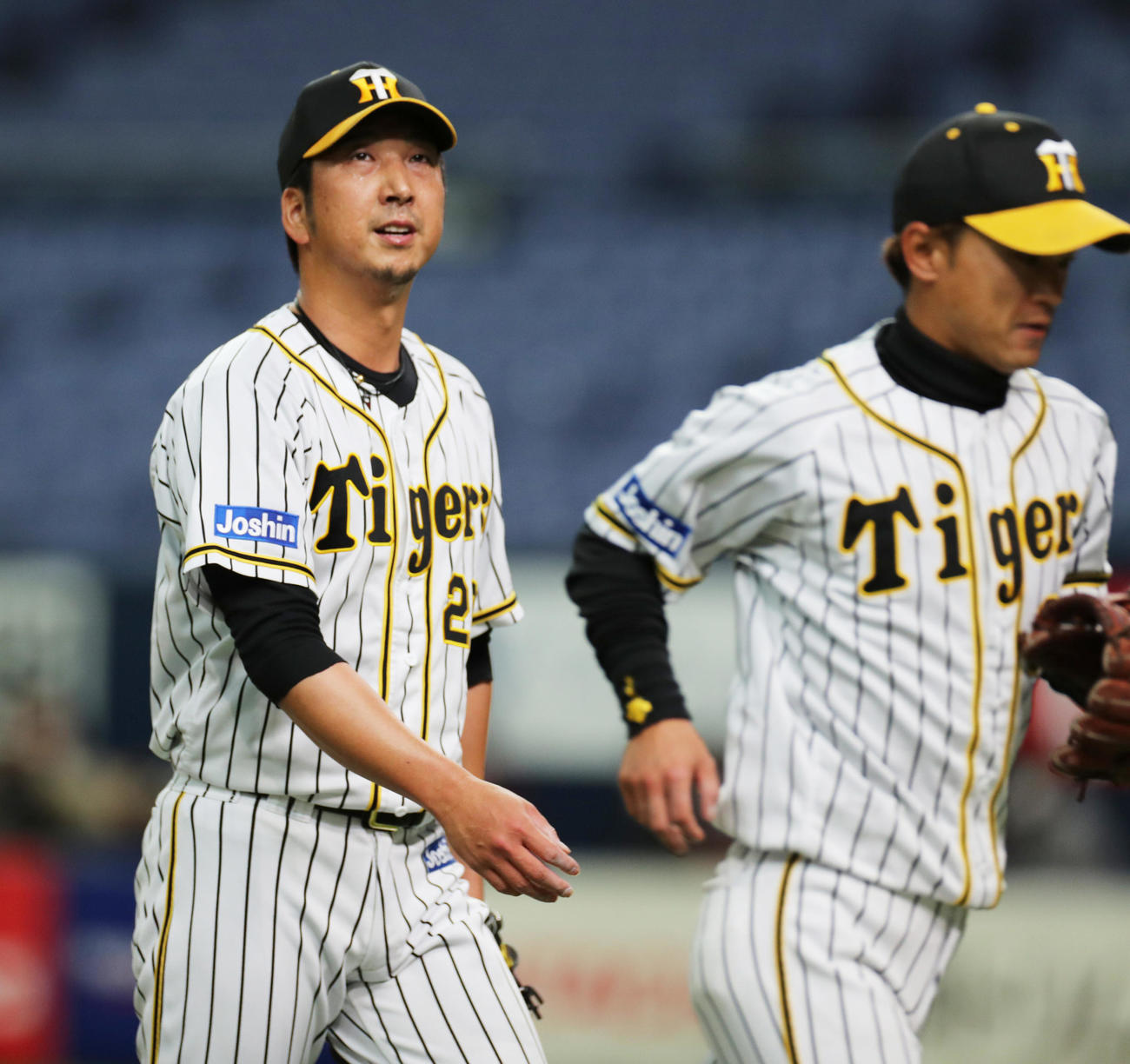 6回に登板も5失点でベンチに戻る藤川球児（撮影・清水貴仁）