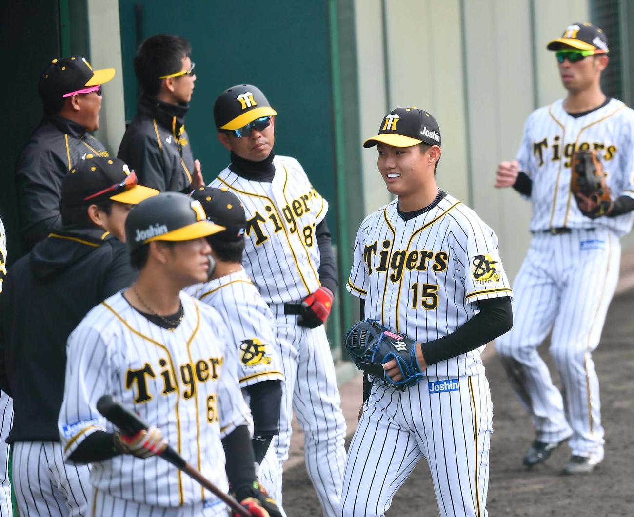 阪神対関西国際大　6回1イニング1失点でベンチに引き揚げる西純矢（右から2人目）（撮影・上田博志）