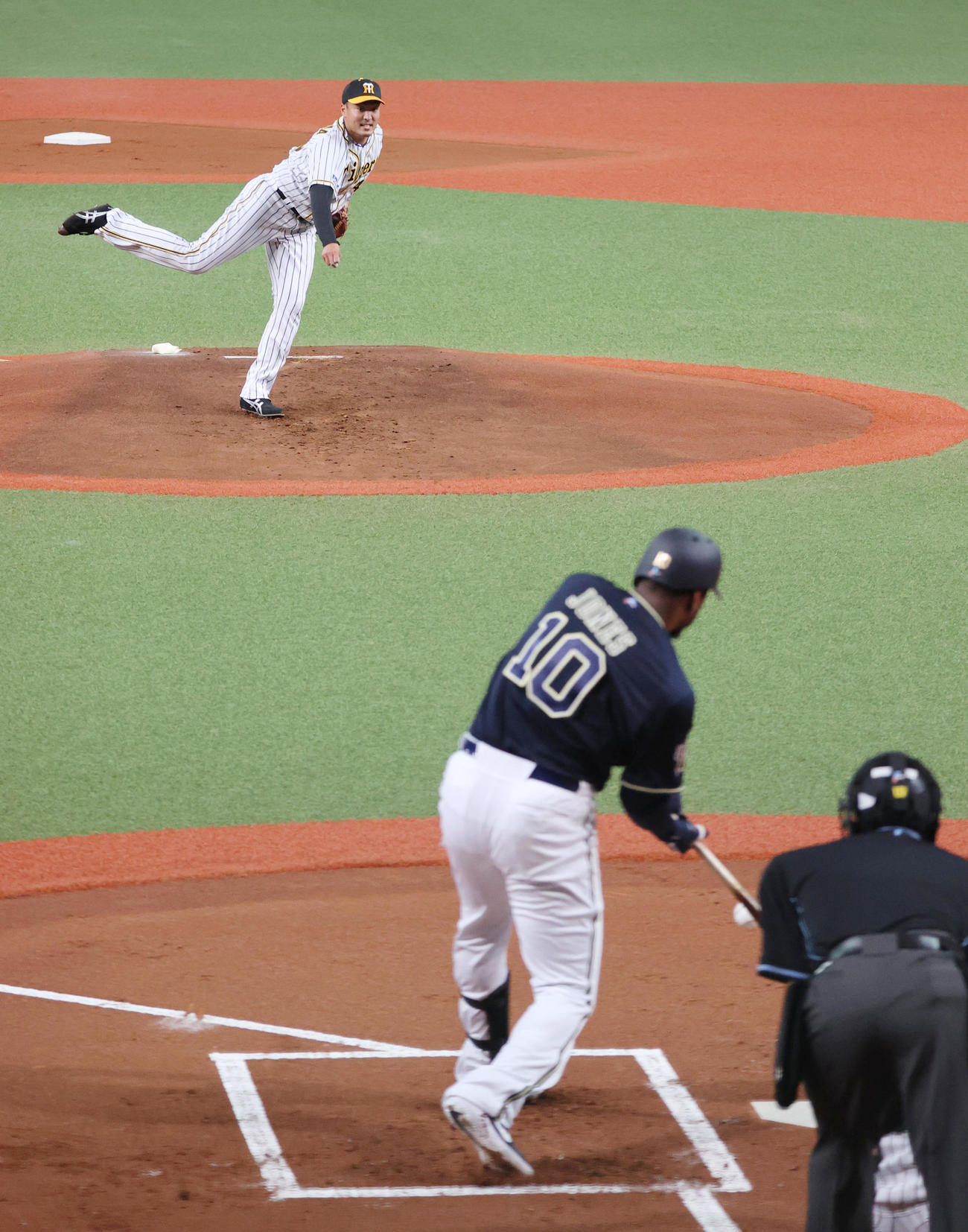 阪神対オリックス　1回表オリックス1死一、三塁、アダム・ジョーンズを三ゴロ併殺に抑える秋山拓巳（撮影・清水貴仁）