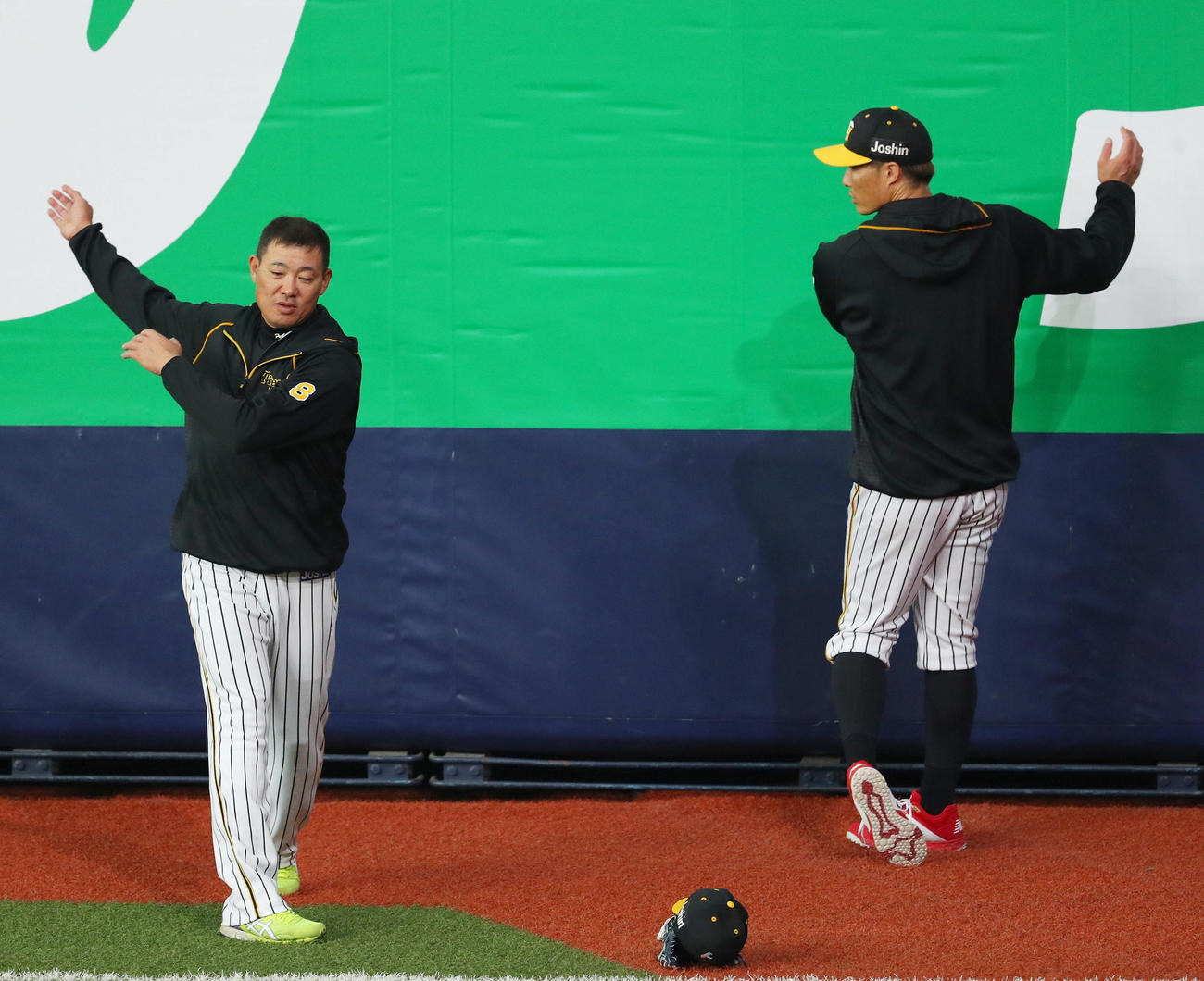 阪神対オリックス　試合前練習で言葉を交わす福留（左）と糸井（撮影・前田充）