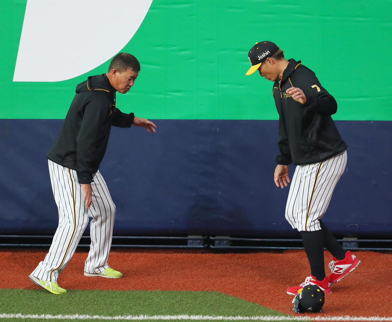 阪神対オリックス　試合前練習で言葉を交わす福留（左）と糸井（撮影・前田充）