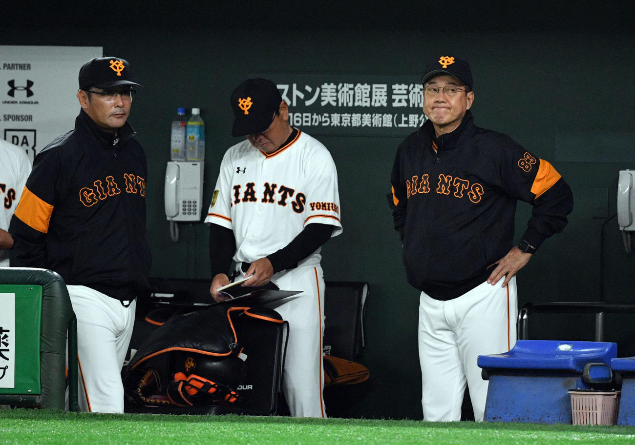 巨人対楽天　ベンチでさえない表情の巨人原監督（右）（撮影・滝沢徹郎）