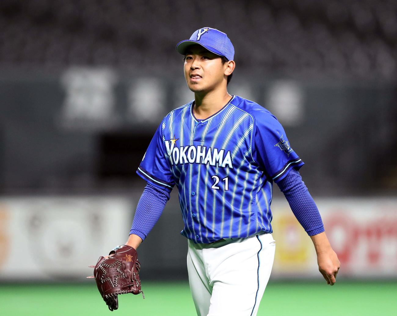 無失点に抑え舌を出してベンチに戻る今永（撮影・黒川智章）