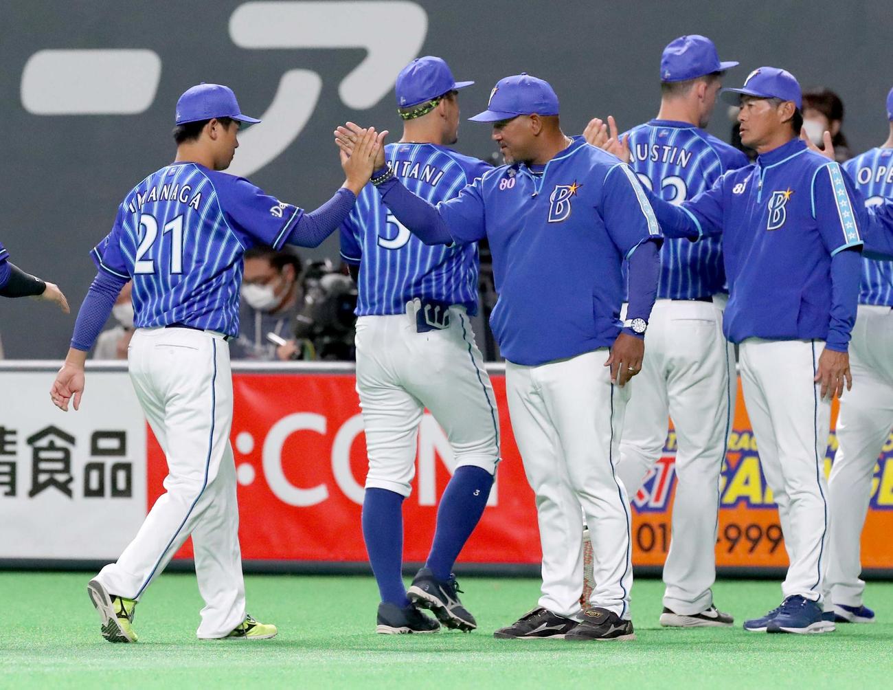試合終了後、DeNA今永（左）を出迎えるラミレス監督（撮影・佐藤翔太）
