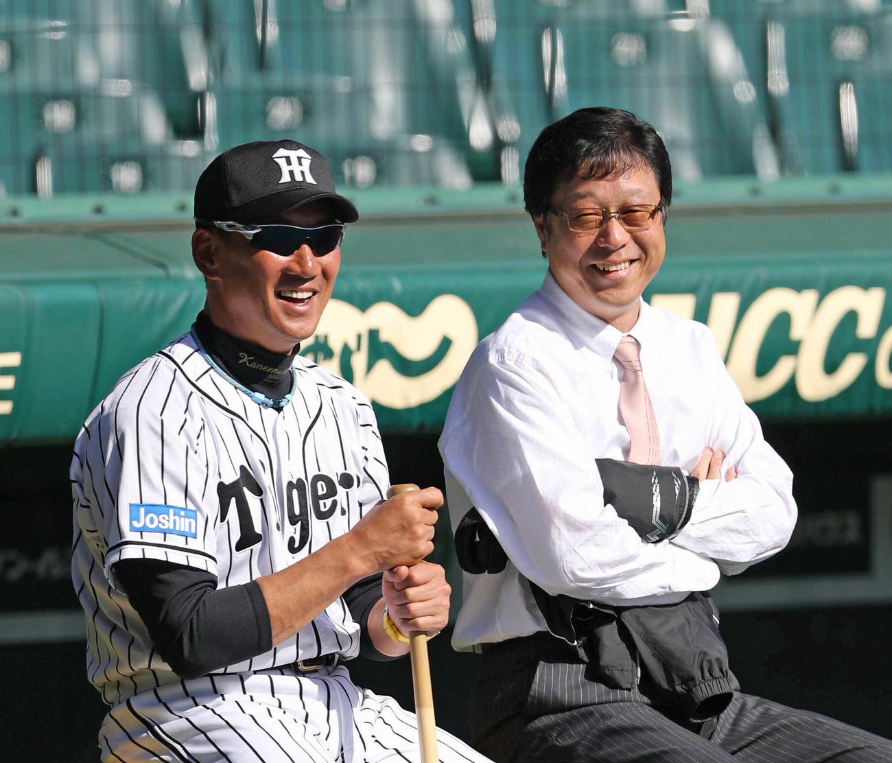 南信男球団顧問（右）と金本監督（2016年10月24日撮影）