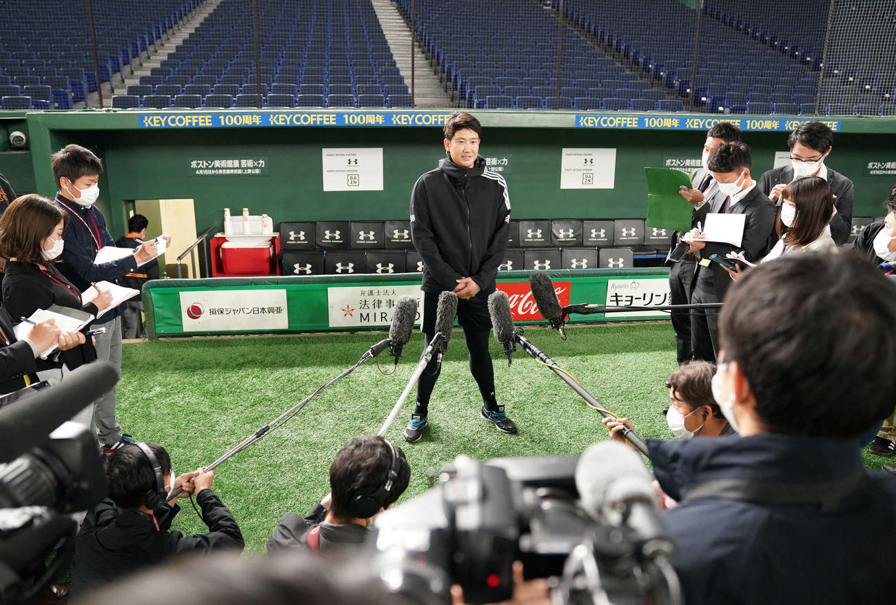 巨人対楽天　試合終了後、グラウンドで記者の取材に応じる巨人菅野（撮影・加藤諒）