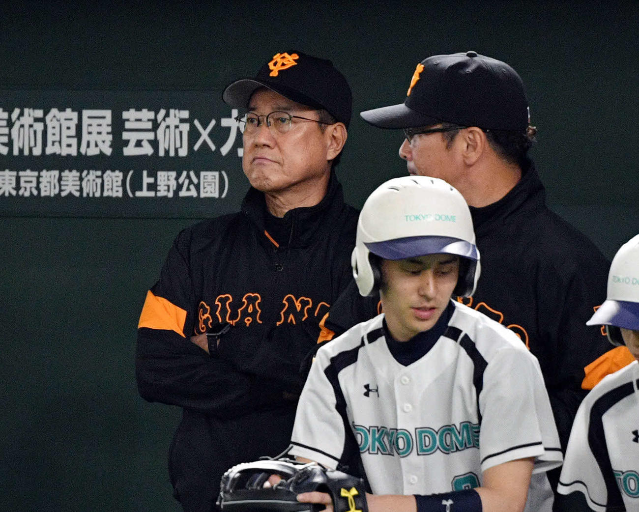 巨人対楽天　厳しい表情で戦況を見つめる巨人原監督（左）（撮影・滝沢徹郎）