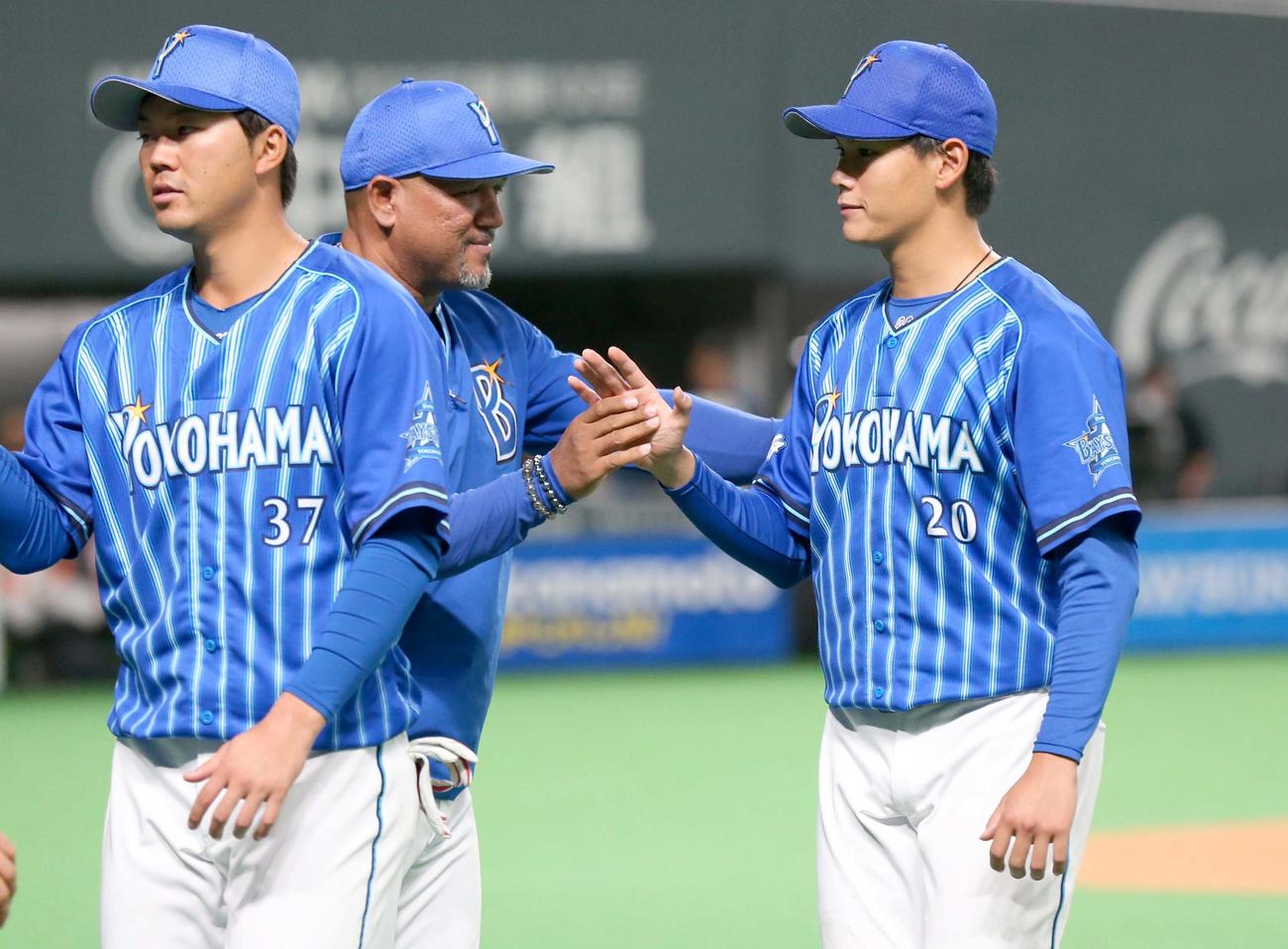試合後、坂本を出迎えるラミレス監督（撮影・黒川智章）