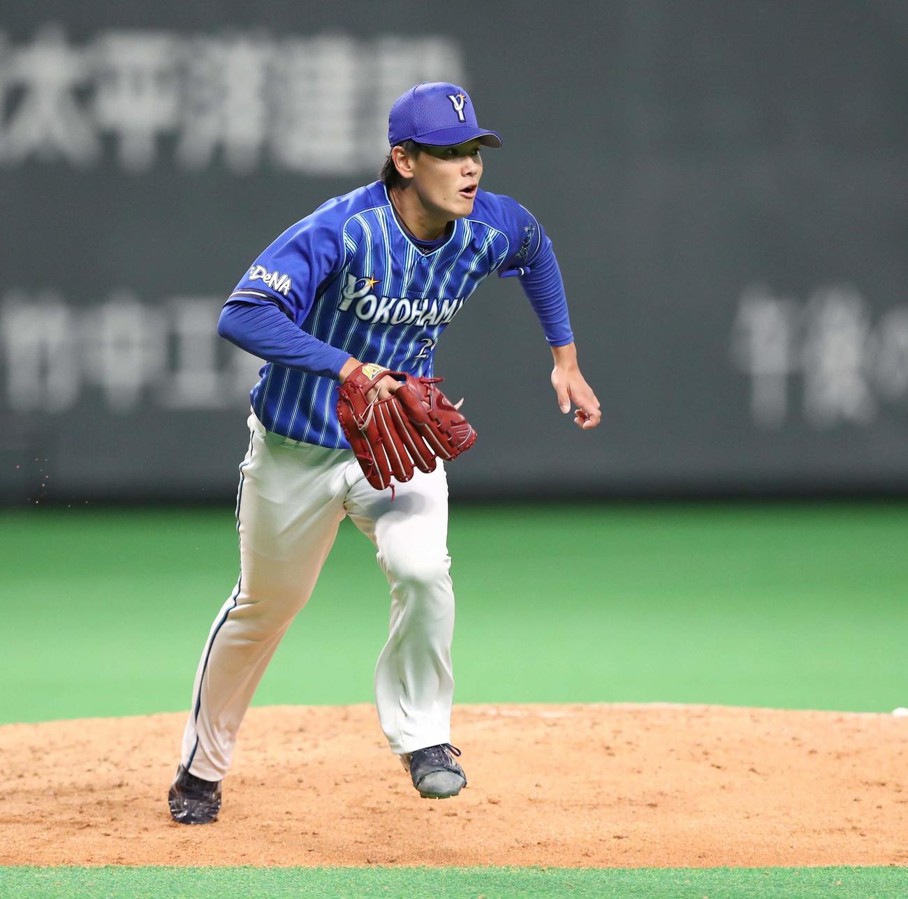 8回裏日本ハム2死二塁、西川を一ゴロにとる坂本（撮影・黒川智章）