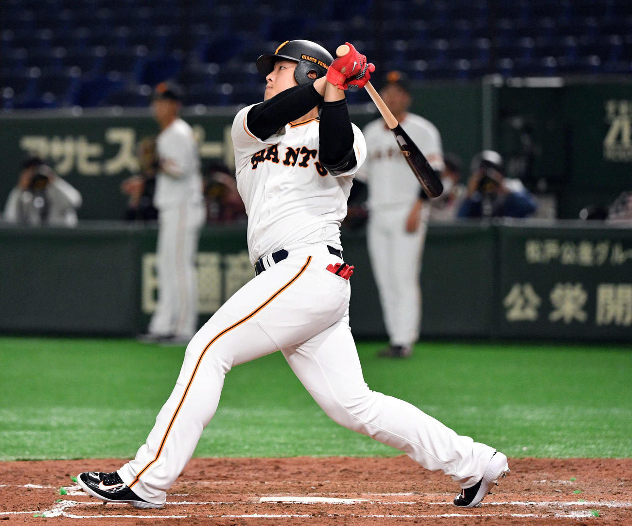 巨人対楽天　4回裏巨人2死、岡本は先制の中越えソロ本塁打を放つ（撮影・滝沢徹郎）