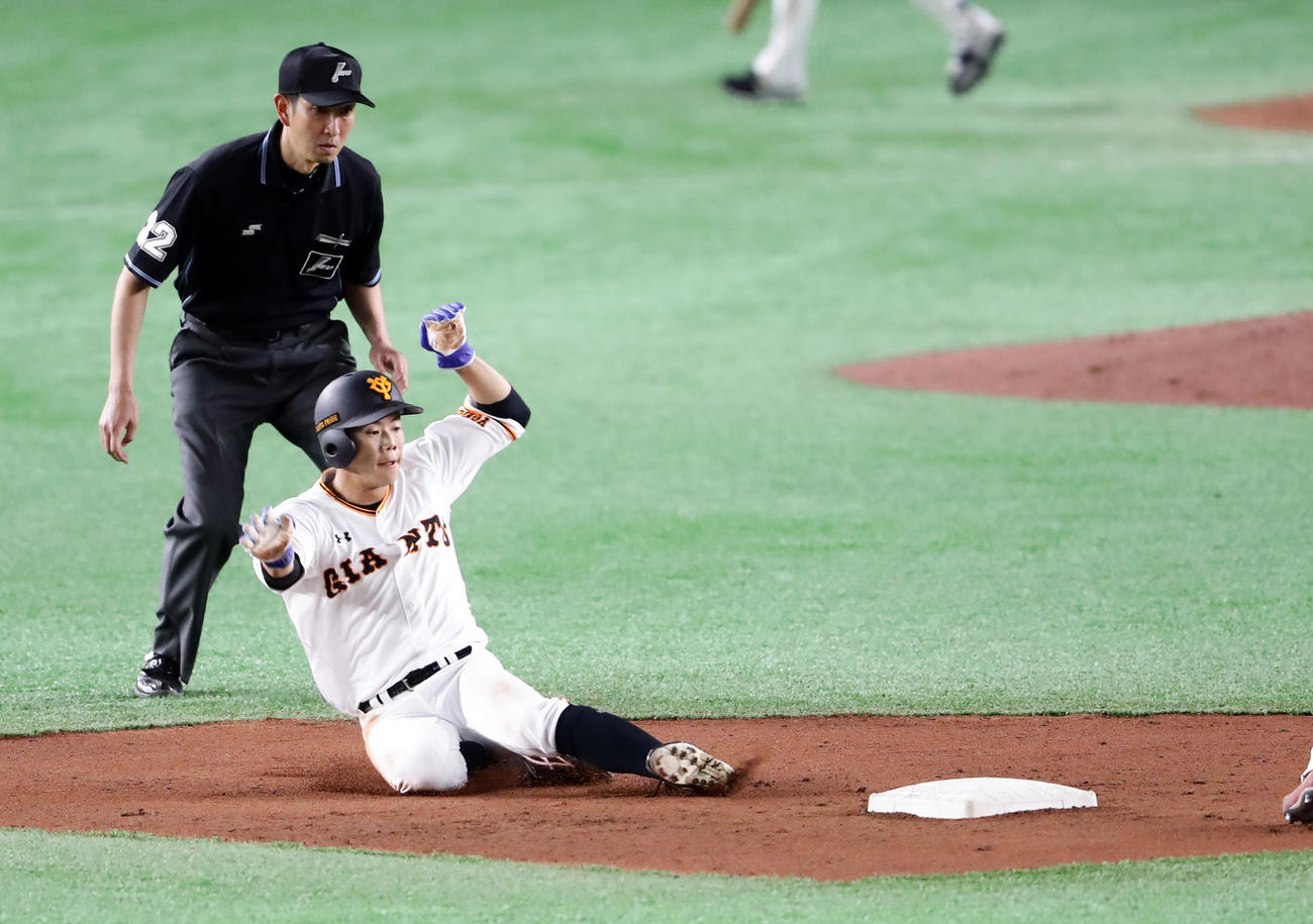 巨人対楽天　6回裏巨人無死一塁、松原は二塁盗塁を決める（撮影・浅見桂子）