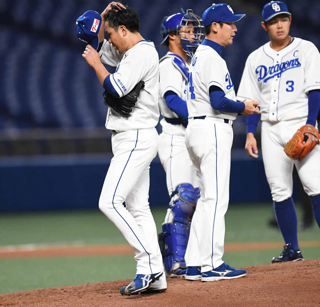 6回表ロッテ1死満塁、マウンドを降りる大野雄大（撮影・森本幸一）