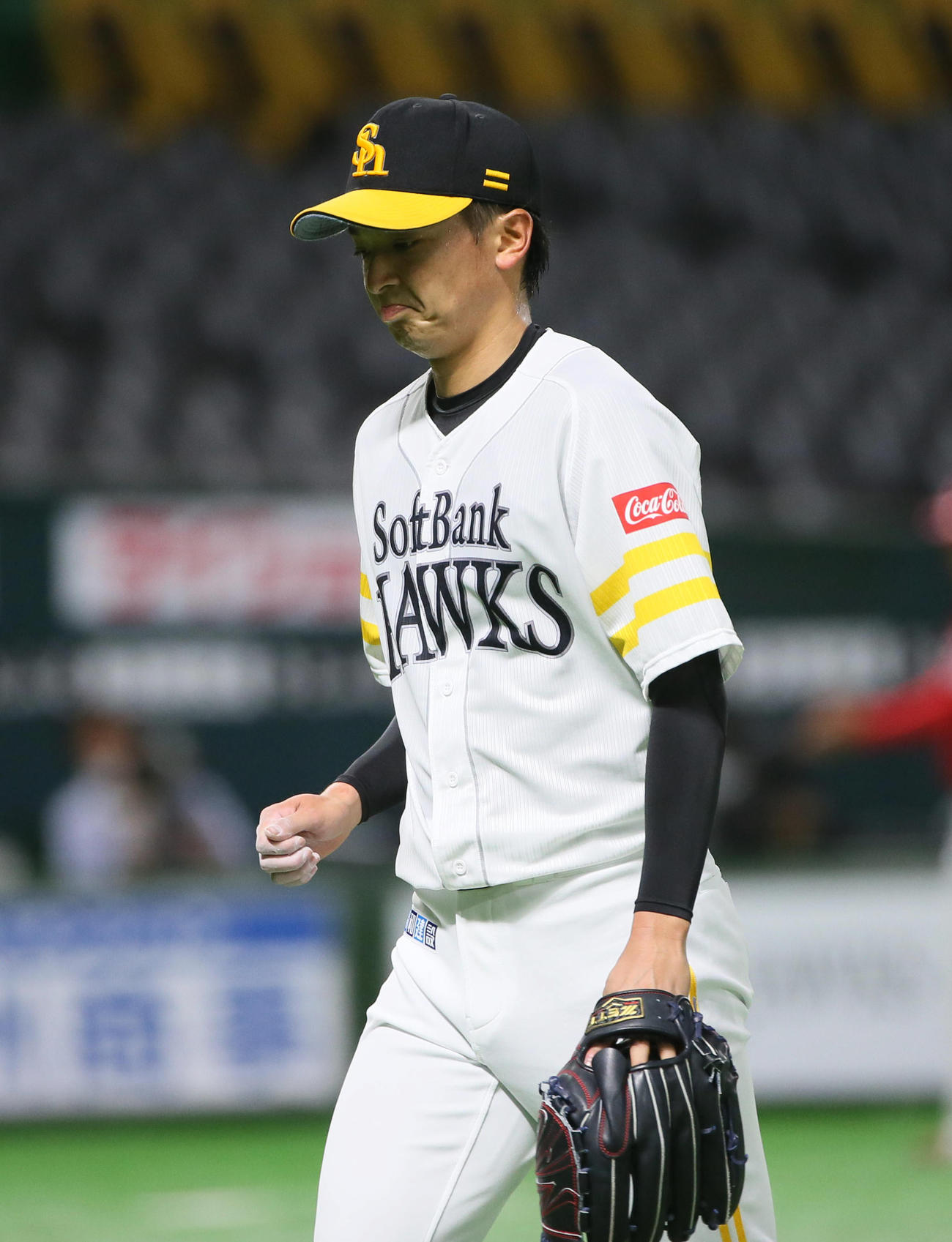 3回5失点で降板するソフトバンク東浜（撮影・栗木一考）
