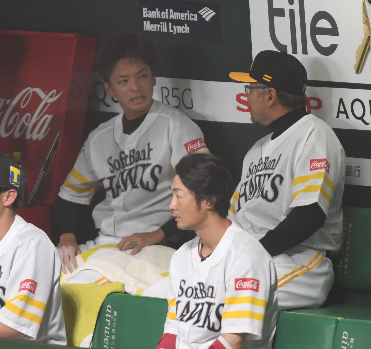 ソフトバンク先発の東浜（左）は3回5失点に終わり、渋い表情で森山コーチと話す